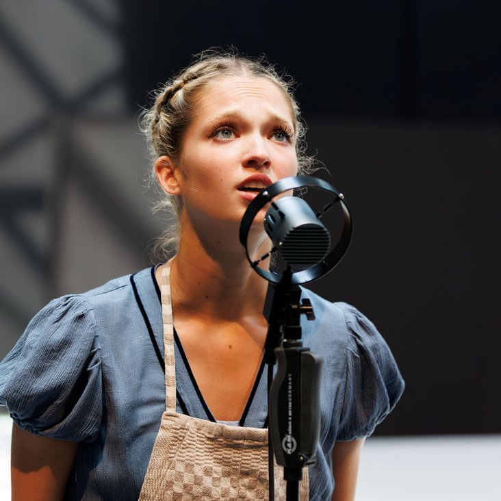 Die Gauthier Dance JUNIORS in Kostümen auf der Sporthallen-Bühne im Theaterhaus