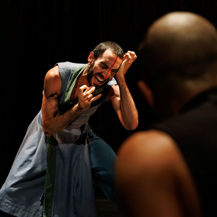 Das Ensemble von Gauthier Dance in Akram Khans "Turning of Bones" auf der Theaterhaus-Bühne